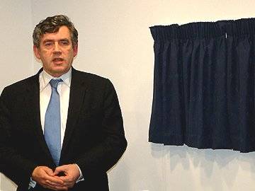 Gordon Brown ready to unveil the plaque