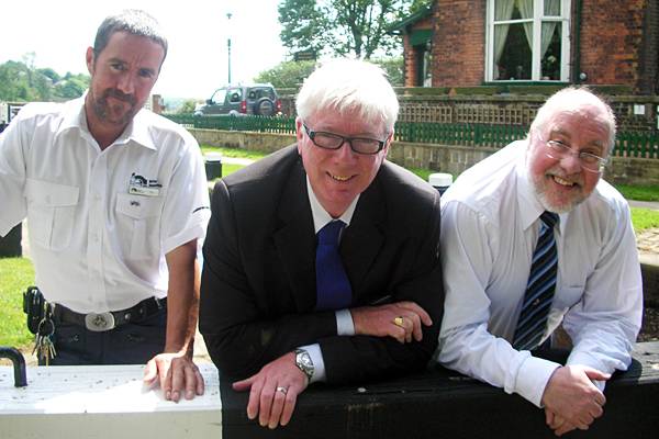 Lock Keeper Ray McDonald, MP Paul Rowen and John Kay at the lock