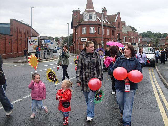 2010 Castleton Carnival: happy flowers walking float