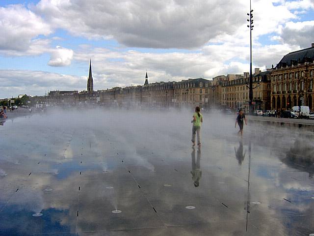 This water feature in Bordeaux is similar to the one proposed for the new town square.