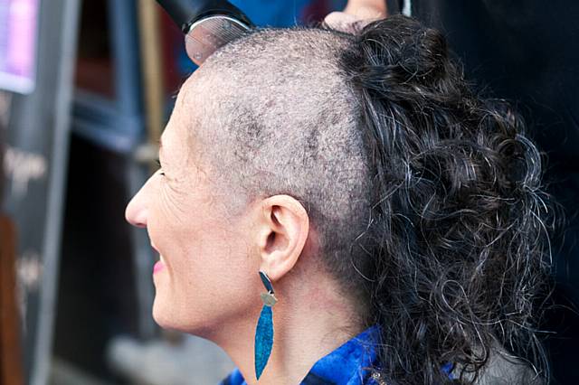 Isabelle Walker-Lefebvre having her head shaved