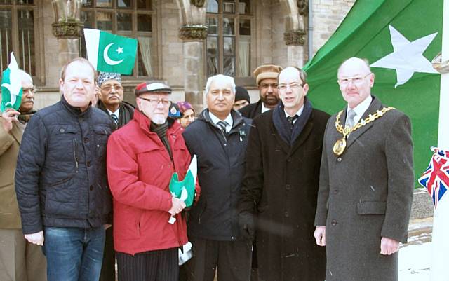 Simon Danczuk, Member of Parliament for Rochdale; Jim Dobbin, Member of Parliament for Middleton & Heywood; Ghulam Rasul Shahzad OBE JP, Chairman, Action for Pakistan, International; Councillor Colin Lambert, Leader of the Rochdale Council; The Mayor of Rochdale Councillor James Gartside
