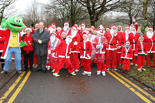 Springhill Hospice Santa Dawdle or Dash<br />Springy the Hospice Frog, Pearl Benbow, MP Simon Danczuk and over 400 santas at the start line