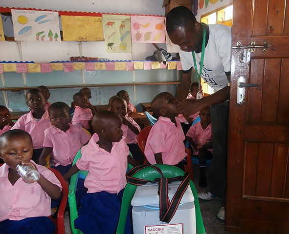 Polio vaccinations for Kenyan school pupils