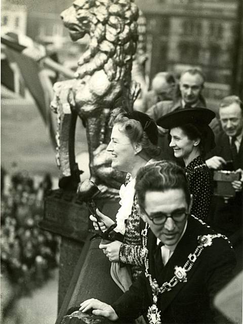 Dame Gracie Fields addresses the crowd from Rochdale Town Hall around 1943