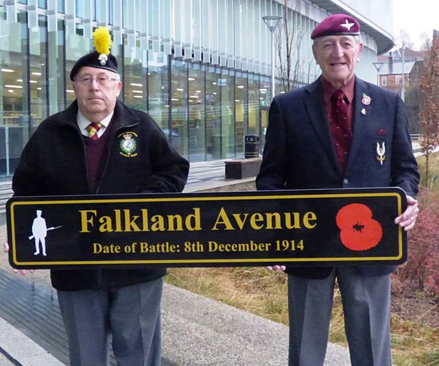 Peter Clegg, President of Rochdale Fusiliers Association (left) with Brian Lamb, President of Rochdale Parachute Regiment Association with one of the new street signs