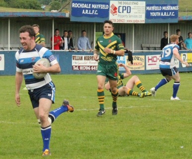 Rob Kershaw racing in for the final try