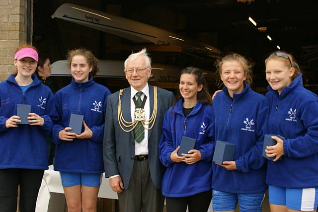 WJ15 Quad Winners Hannah Lowe, Maggie Page, Sophie Webb, Sally Tisdall and Molly Archbold with the Mayor of Boston