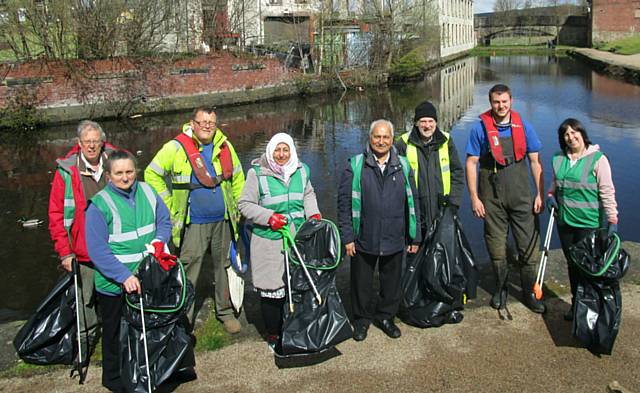 Rochdale Environmental Action Group (REAG) joins Canal & River Trust to clean the canal