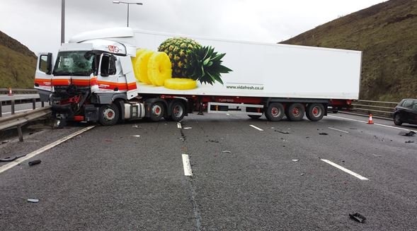 Complex recovery of the HGV in operation on M62 East, J21-J22 remains closed