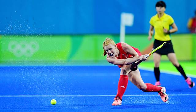 Nicola White helps Team GB reach Olympic hockey quarter-finals