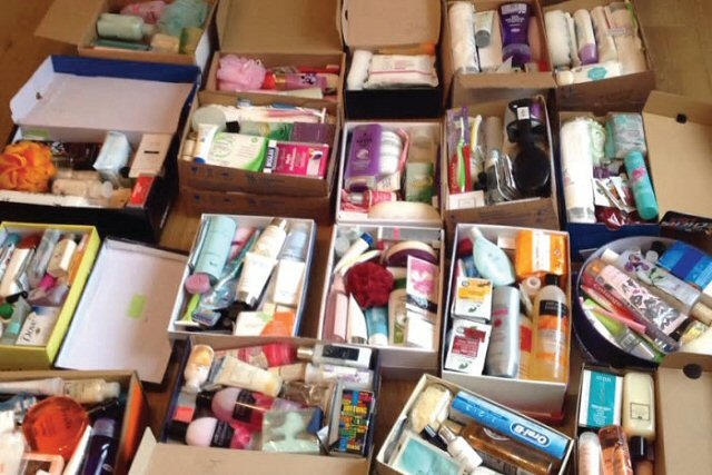 Suggested contents: Soap, flannel, shower gel, shampoo, deodorant, toothbrush, toothpaste, shaving gel, razors, comb/
hairbrush, sanitary products, toilet roll. Please mark your
box ‘male’ or ‘female’.
