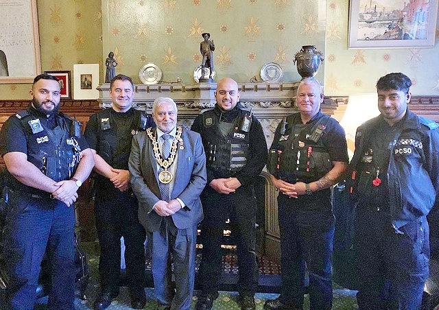 Mayor Mohammed Zaman meeting with the police and PCSO’s