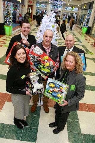 Chris Doige, Lorenzo O’Reilly, Mark Bleasdale, Rachel Byrne and  Yvonne O’Reilly with the giving tree