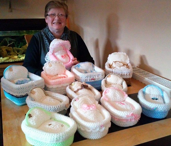 Knitting ‘angel’ cribs for stillborn babies