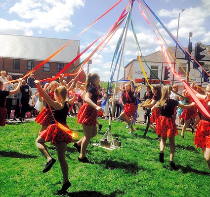 Maypole dancing in Castleton