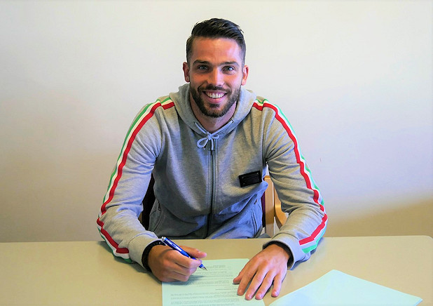 Bradden Inman signs contract with Rochdale AFC