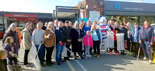 Mayor joins people at Community Litter Pick