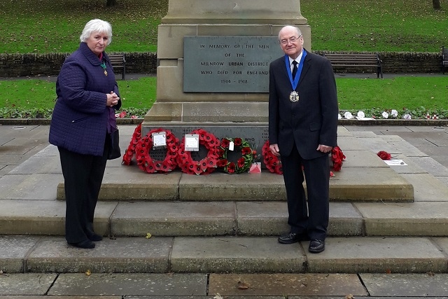 Mayor Billy Sheerin lays Remembrance wreaths at Milnrow