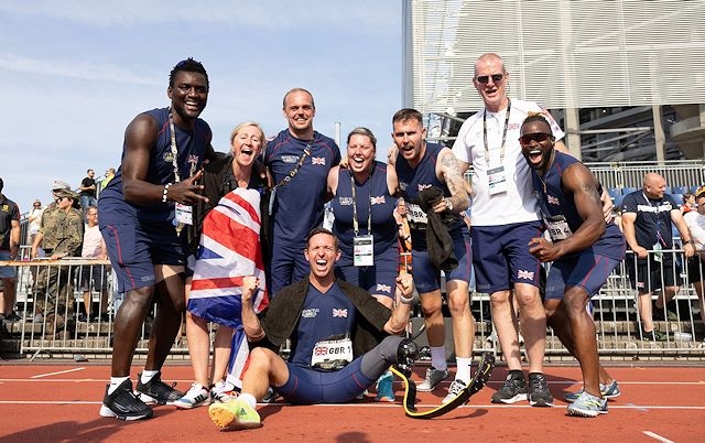 Kelly McVitty (second from left) with Team UK at the Invictus Games