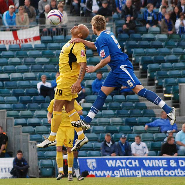 Lee Thorpe and Simon King battle for a ball in the air.