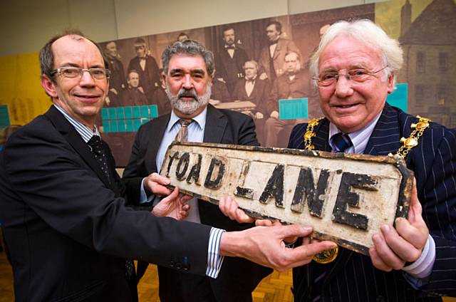 Council leader, Councillor Colin Lambert, David Williams and the Mayor, Councillor Alan Godson, hold the Toad Lane sign  
