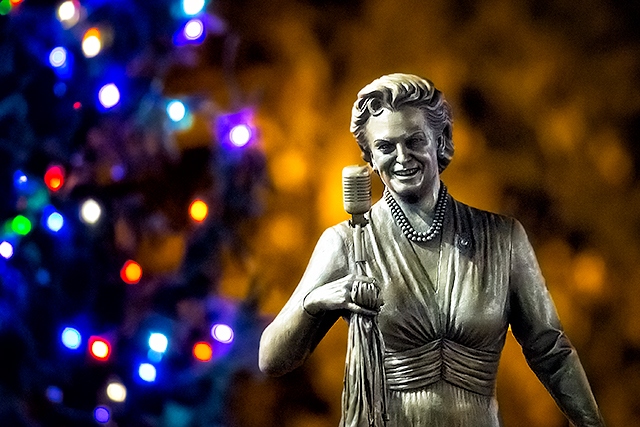 Gracie Fields statue