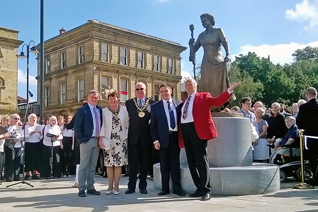 Statue of Dame Gracie Fields<br />Sean Hedges-Quinn, Mayoress Elaine Dutton, Mayor Ray Dutton, Sebastian Lassandro and Roy Hudd