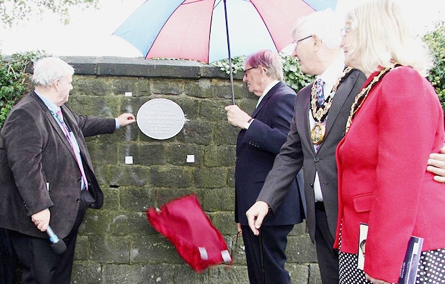 Councillor Richard Farnell with Sir Bill Cash, unveil the plaque with Mayor and Mayoress Ian and Christine Duckworth 
