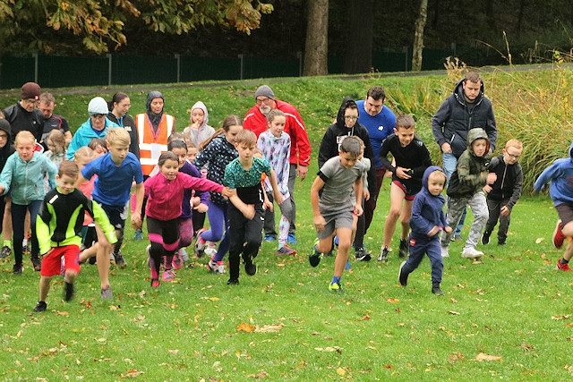 Milnrow junior parkrun - The children refused to let their spirits be dampened for a wet and drizzly run