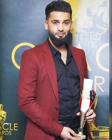 Mohammed Ilmaas with his award