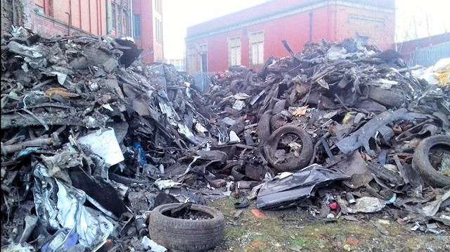 Car waste dumped at Warwick Mill