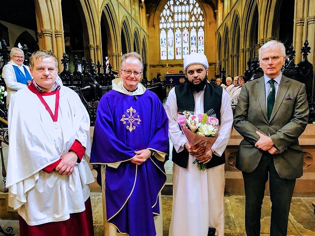 The churchwardens presented a bouquet of flowers to Imam Mirazam 