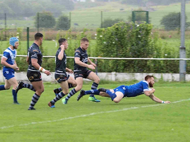 James McDaid going in for his first try