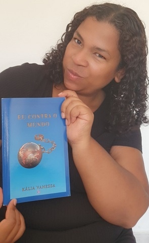 Kália Vanessa Monteiro Foretes with her book