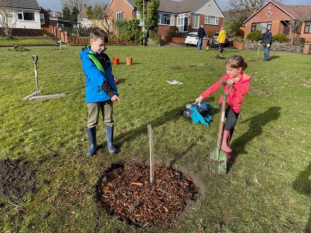 Children plant a tree in Norden
