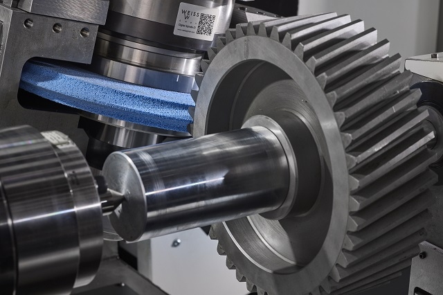 The new precision gear grinding centre, designed to be more efficient and accurate in production of specialised gears and tooth forms, uses Siemens’ Sinumerik ONE CNC software