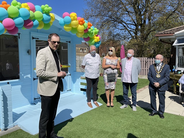 a small number of Angela’s family and friends, including her husband Malcolm, daughter Katie and brother Garry, met in the garden of The Willows for the grand unveiling