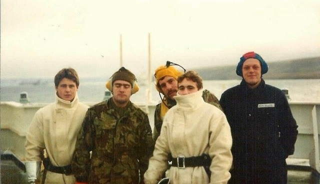 Dave (extremo izquierdo) fue fotografiado camino a las Islas Malvinas en 1982