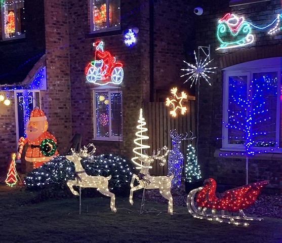 Christmas lights on Wrenbury Drive, Burnedge