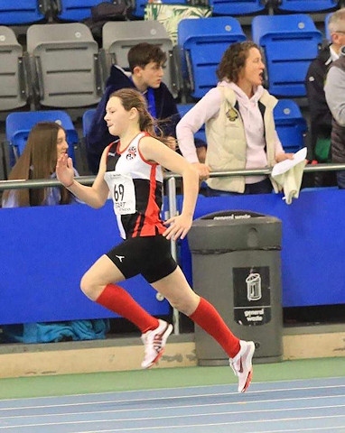 Lois Wormald running 200m