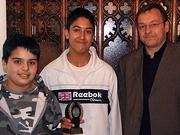 Peter Jackson congratulating SFA 2007 Under 15's Badminton Champions
