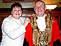 Cllr. Angela Coric places the chain on the new Mayor