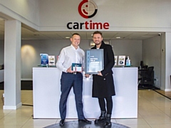 The award was presented to Matt Kay (right) by Mike Lever, Senior Account Manager, MotoNovo (left)